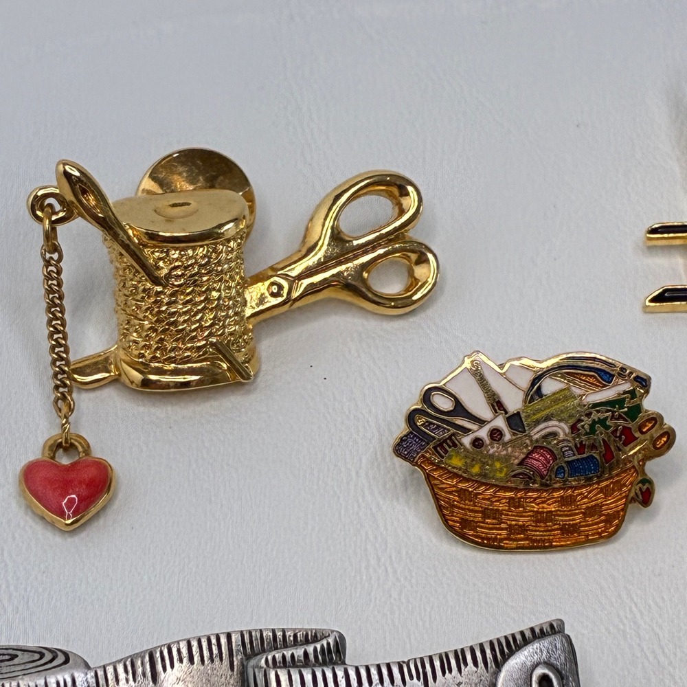 Vintage Sewing Brooch Pin Lot JJ AJC Avon Sewing Machine Scissors Thimble 5pc - Picture 3 of 11